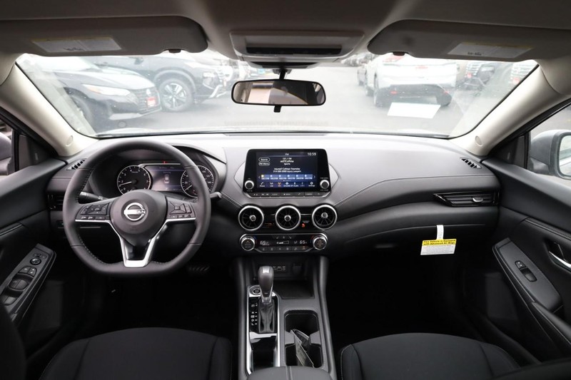 Nissan Sentra Vehicle Image 17