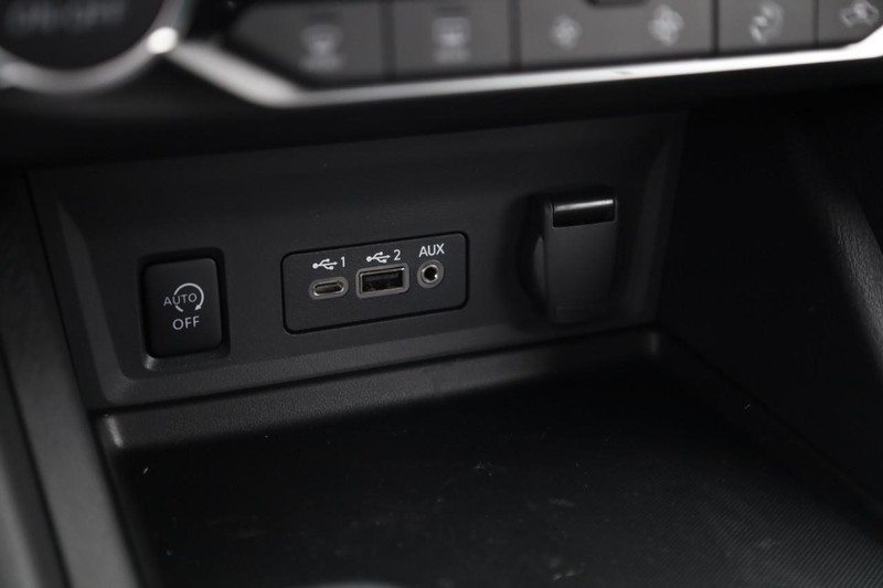Nissan Sentra Vehicle Image 22