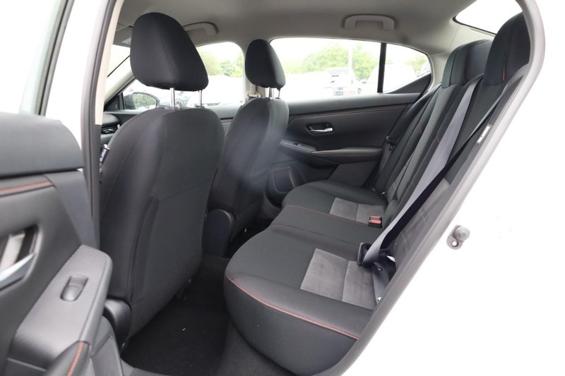 Nissan Sentra Vehicle Image 09