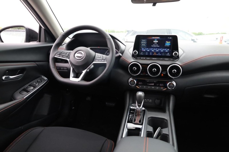Nissan Sentra Vehicle Image 13