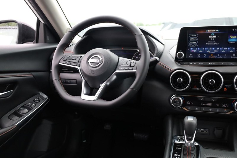 Nissan Sentra Vehicle Image 14