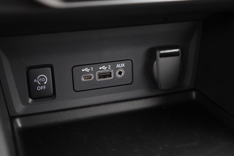 Nissan Sentra Vehicle Image 21