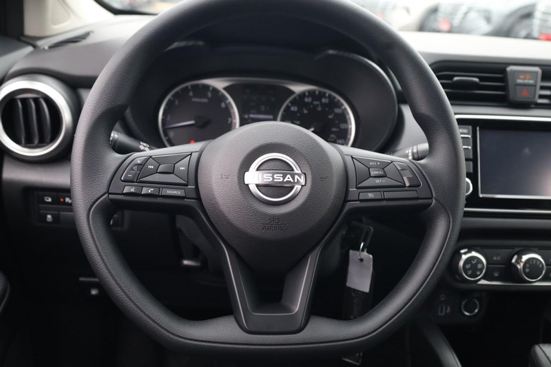 Nissan Versa Vehicle Image 09