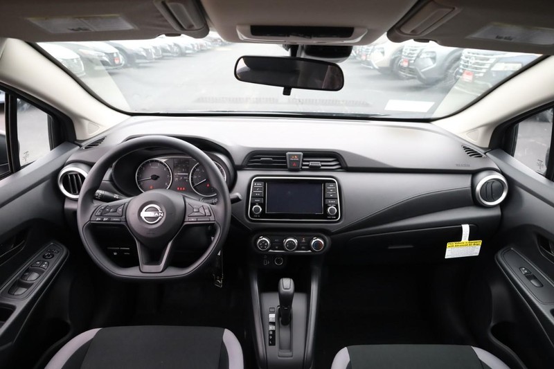 Nissan Versa Vehicle Image 12