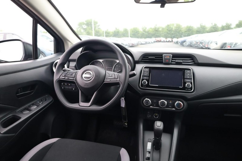 Nissan Versa Vehicle Image 13