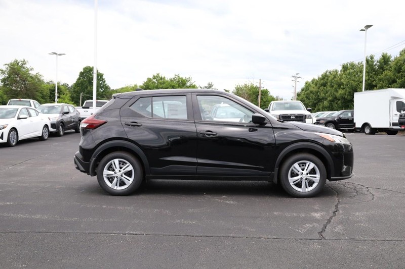 Nissan Kicks Play Vehicle Image 04