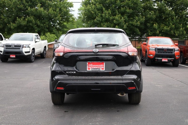 Nissan Kicks Play Vehicle Image 05