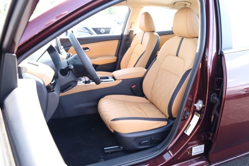 Nissan Sentra Vehicle Image 09