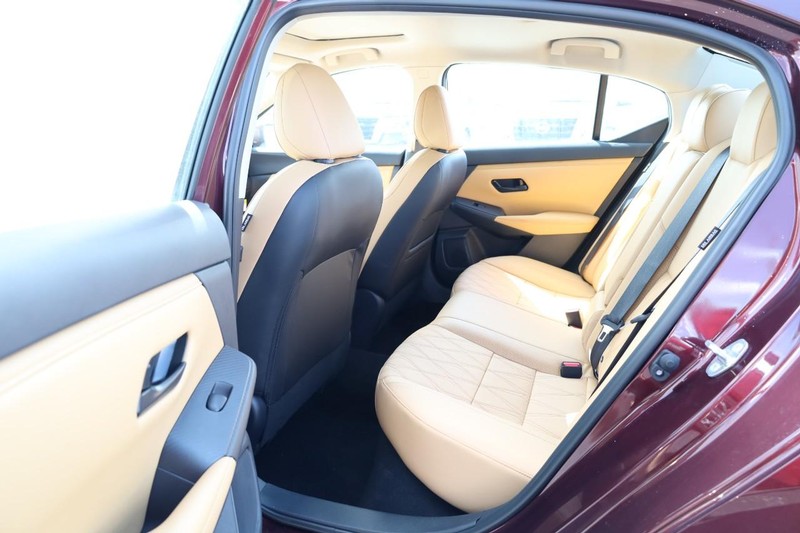Nissan Sentra Vehicle Image 21