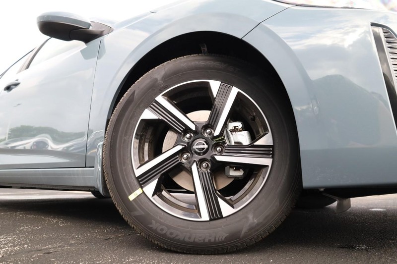 Nissan Sentra Vehicle Image 04