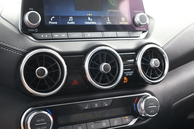 Nissan Sentra Vehicle Image 14