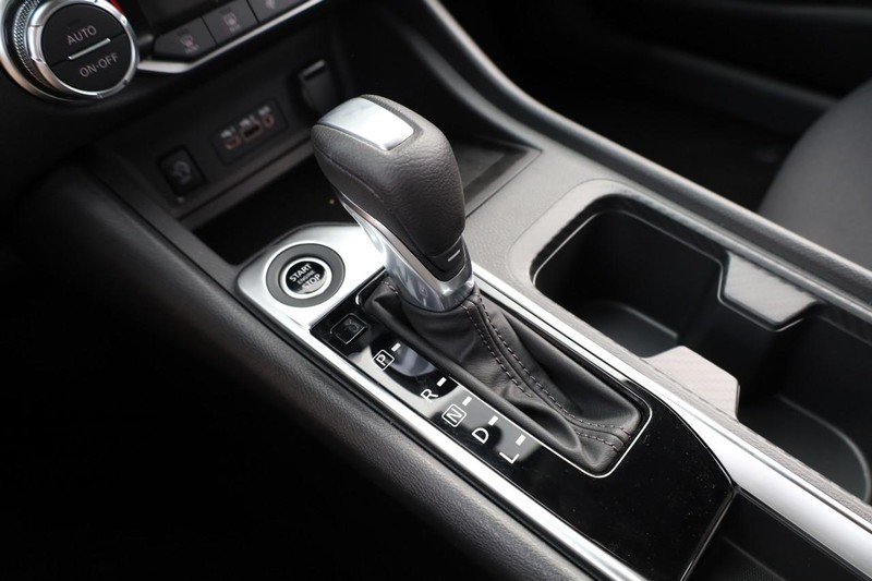 Nissan Sentra Vehicle Image 17