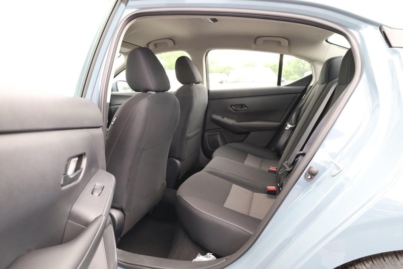 Nissan Sentra Vehicle Image 21