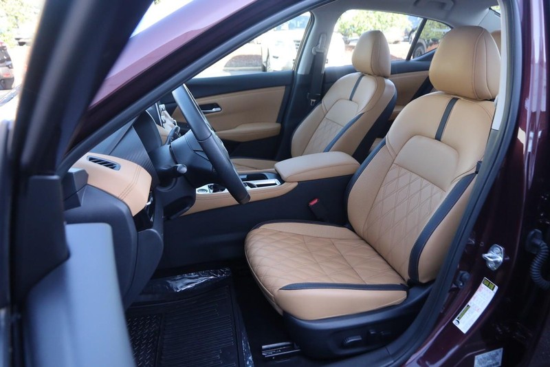 Nissan Sentra Vehicle Image 09