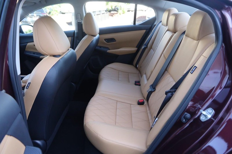 Nissan Sentra Vehicle Image 10