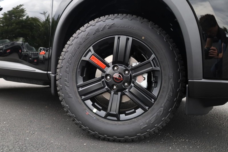 Nissan Rogue Vehicle Image 02