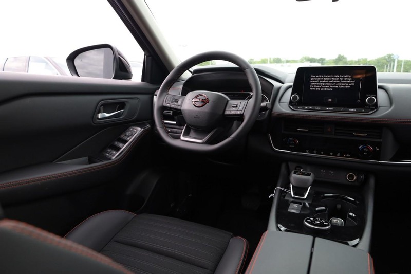 Nissan Rogue Vehicle Image 12