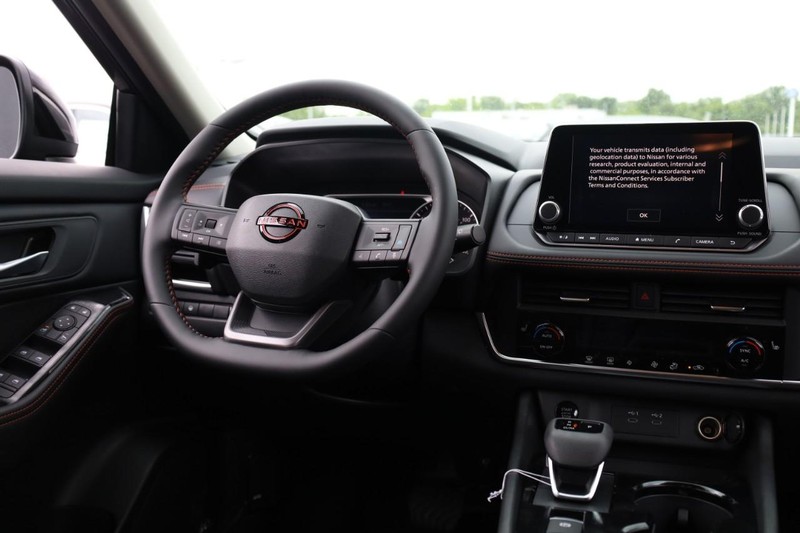 Nissan Rogue Vehicle Image 13