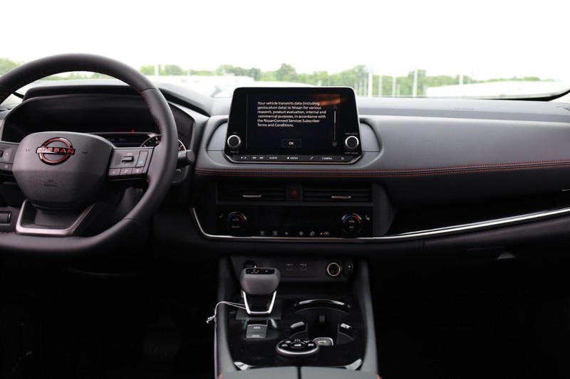 Nissan Rogue Vehicle Image 14