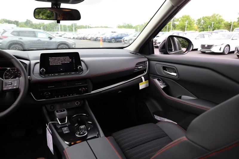 Nissan Rogue Vehicle Image 15