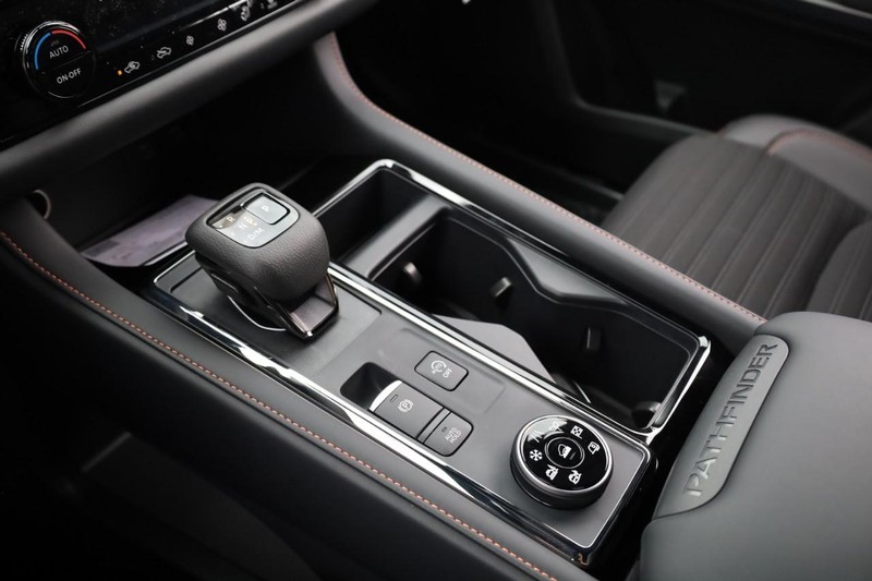Nissan Pathfinder Vehicle Image 24