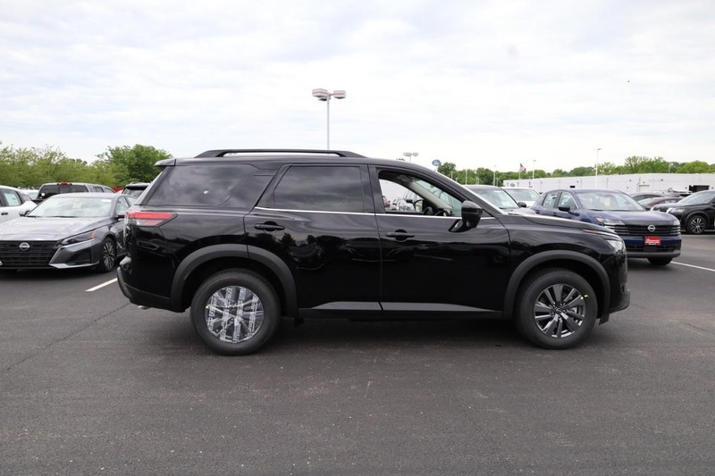 Nissan Pathfinder Vehicle Image 04