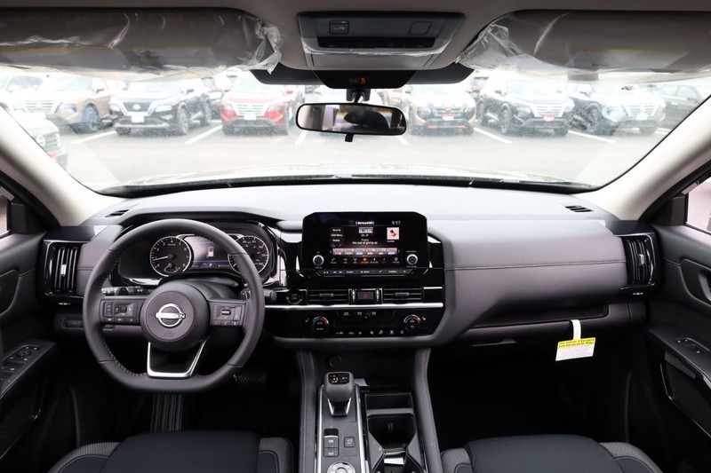 Nissan Pathfinder Vehicle Image 12