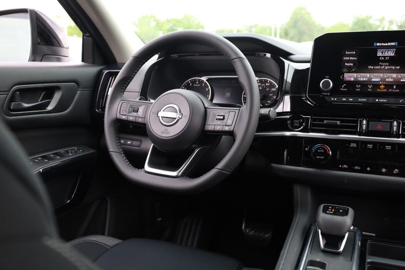 Nissan Pathfinder Vehicle Image 14