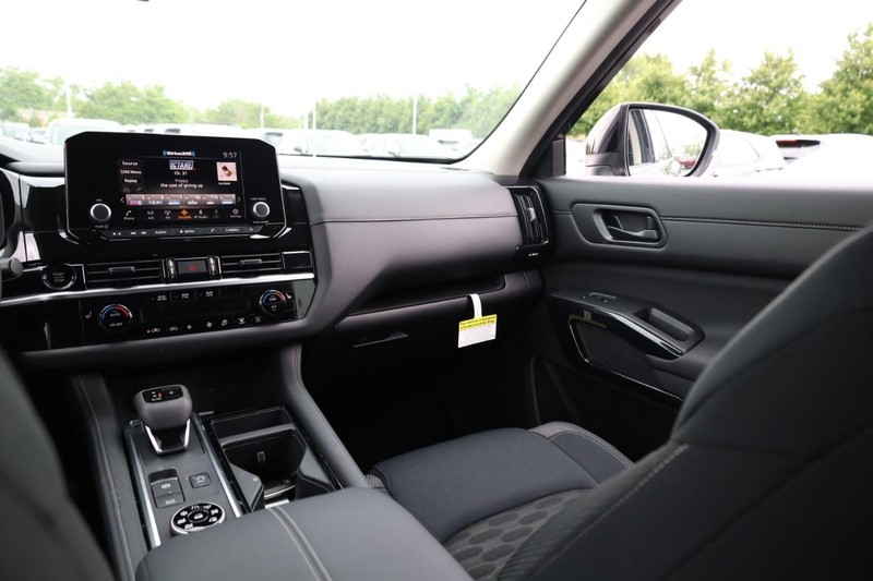 Nissan Pathfinder Vehicle Image 16