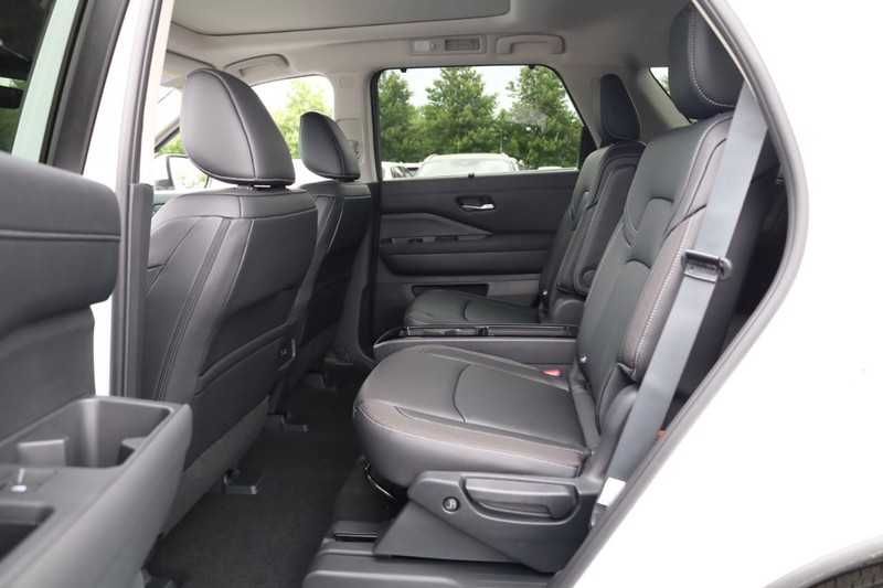 Nissan Pathfinder Vehicle Image 09