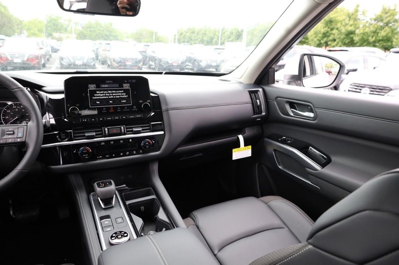 Nissan Pathfinder Vehicle Image 17