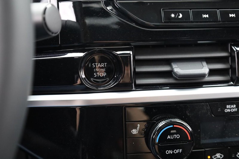 Nissan Pathfinder Vehicle Image 24