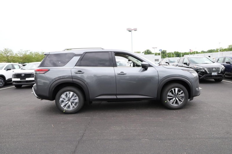 Nissan Pathfinder Vehicle Image 04
