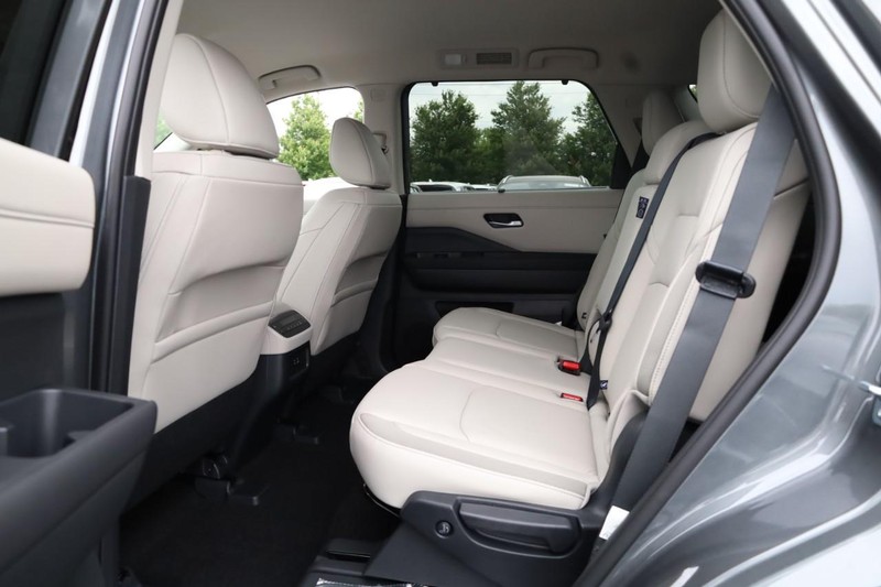 Nissan Pathfinder Vehicle Image 09