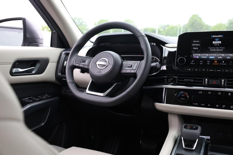 Nissan Pathfinder Vehicle Image 14