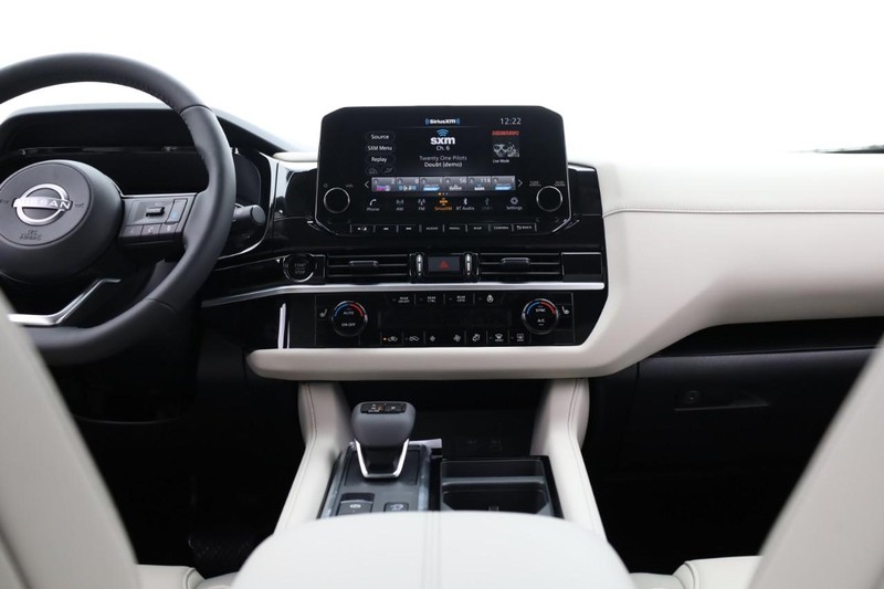 Nissan Pathfinder Vehicle Image 15