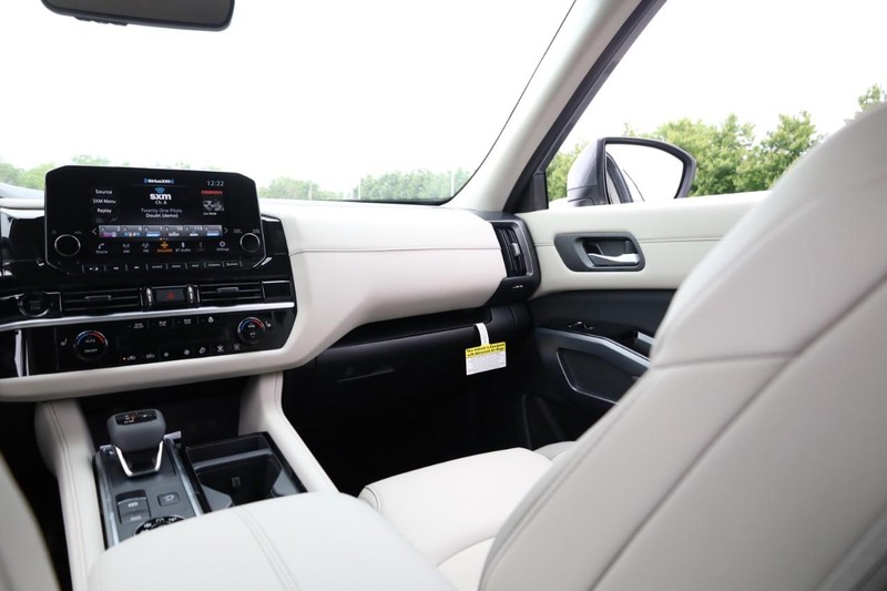 Nissan Pathfinder Vehicle Image 16