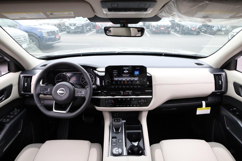 Nissan Pathfinder Vehicle Image 17