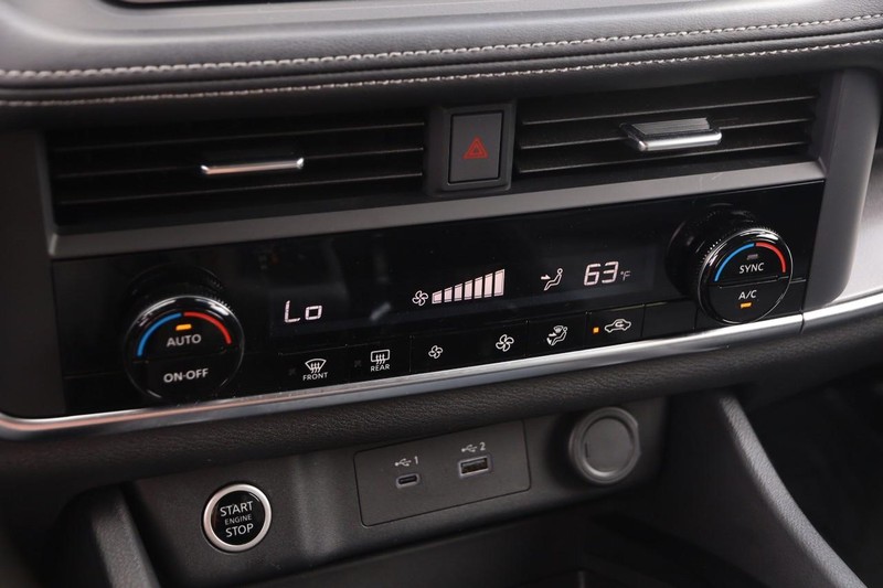 Nissan Rogue Vehicle Image 16