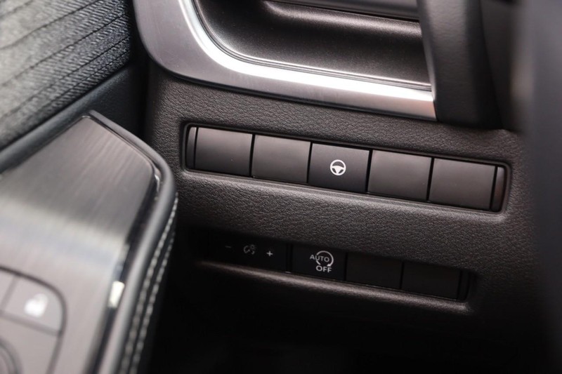 Nissan Rogue Vehicle Image 18