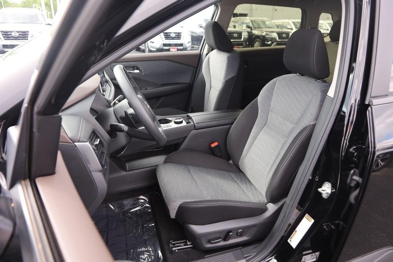 Nissan Rogue Vehicle Image 08