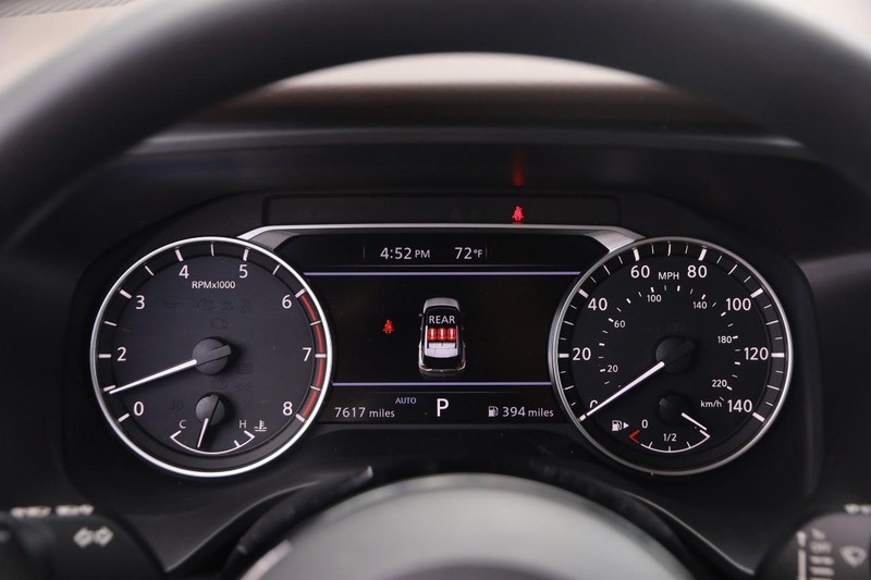 Nissan Rogue Vehicle Image 15
