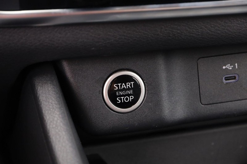 Nissan Rogue Vehicle Image 16