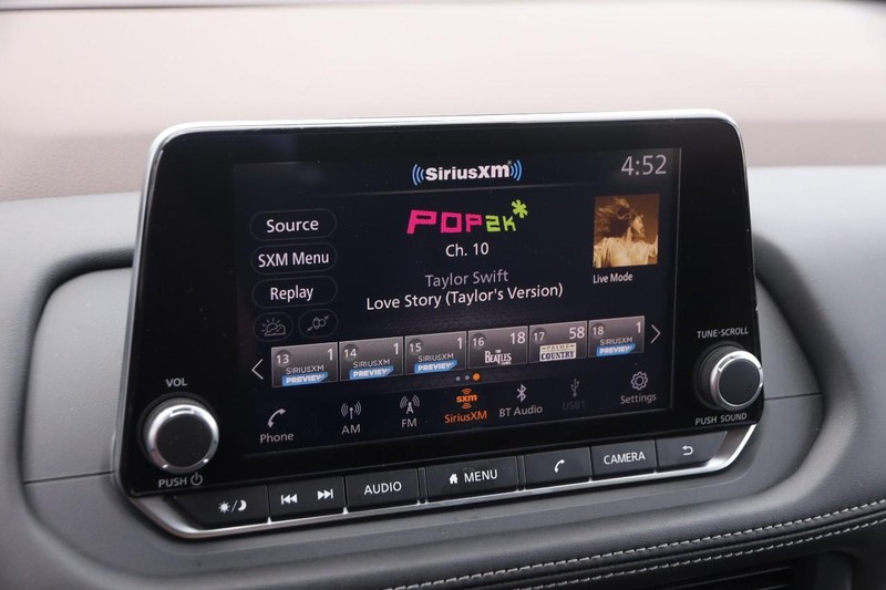 Nissan Rogue Vehicle Image 17