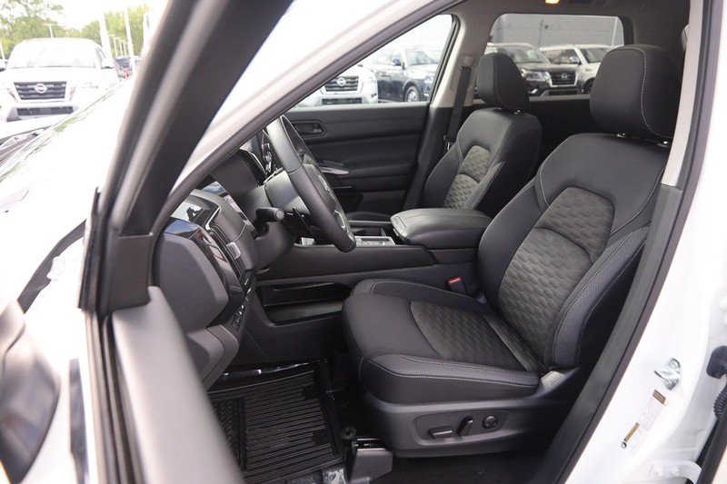 Nissan Pathfinder Vehicle Image 10