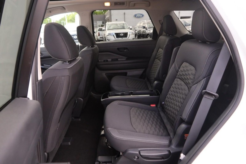 Nissan Pathfinder Vehicle Image 11