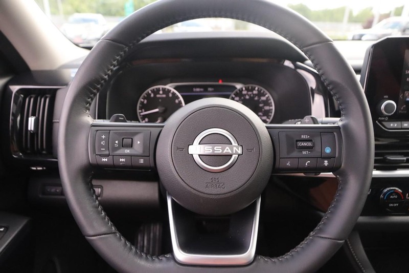 Nissan Pathfinder Vehicle Image 13