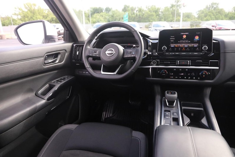 Nissan Pathfinder Vehicle Image 24