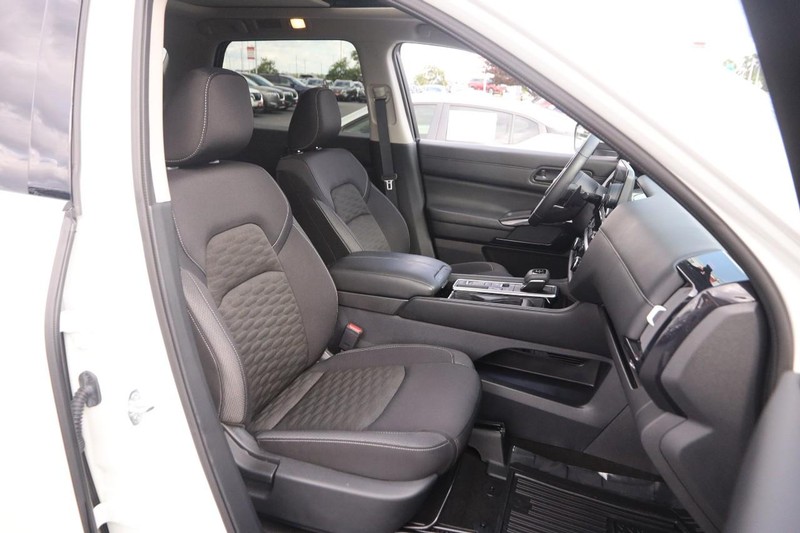 Nissan Pathfinder Vehicle Image 28