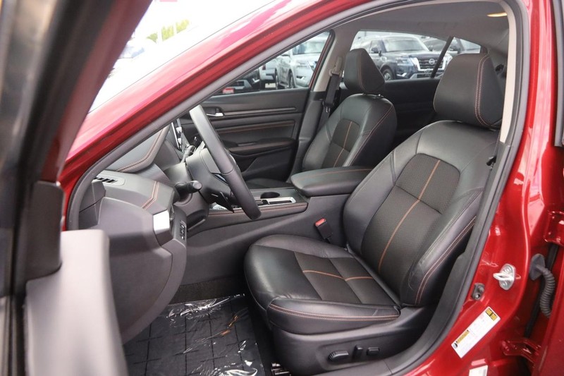 Nissan Altima Vehicle Image 09